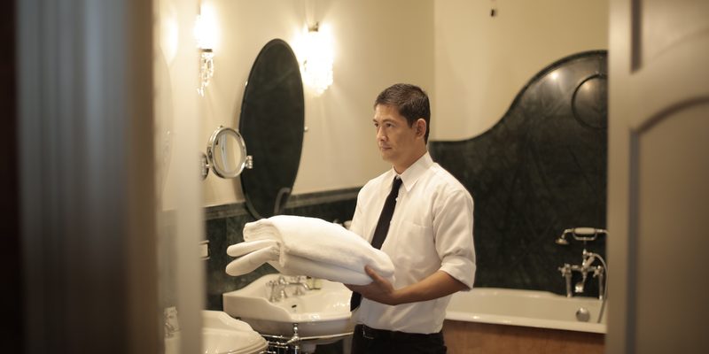 Προσωπικό housekeeping ετοιμάζει μπάνιο πολυτελούς ξενοδοχείου
