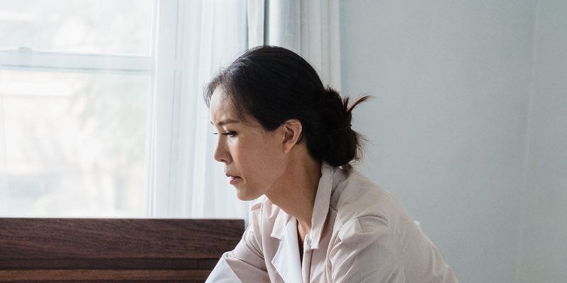 Έμπειρη οικιακή βοηθός σε άνετο δωμάτιο σπιτιού